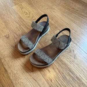 Chelsea & Violet Black and Tan Sandals, Comfortable size 7-7.5